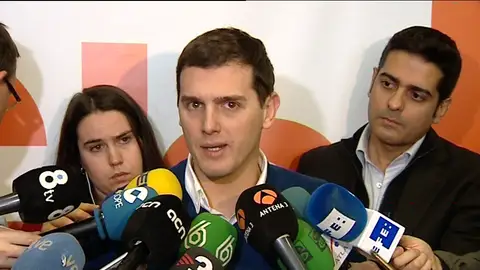 Rivera sobre Rajoy: "Ya que le ha dicho 'no' al Rey espero que no le diga 'no' a España" Rivera sobre Rajoy: "Ya que le ha dicho 'no' al Rey espero que no le diga 'no' a España"