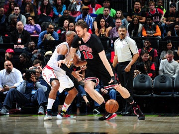 Pau Gasol postea ante Al Horford