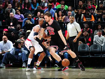 Pau Gasol postea ante Al Horford Pau Gasol postea ante Al Horford