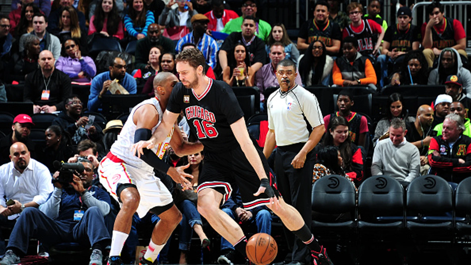 Pau Gasol postea ante Al Horford Pau Gasol postea ante Al Horford