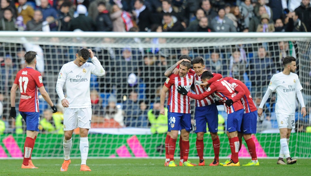 Los rojiblancos celebran el gol de su equipo mientras Ronaldo se lamenta