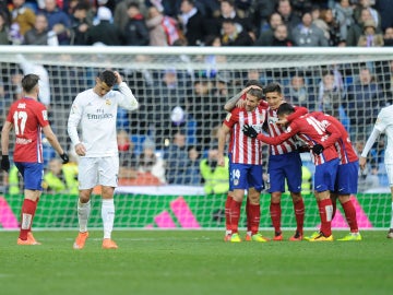 Los rojiblancos celebran el gol de su equipo mientras Ronaldo se lamenta