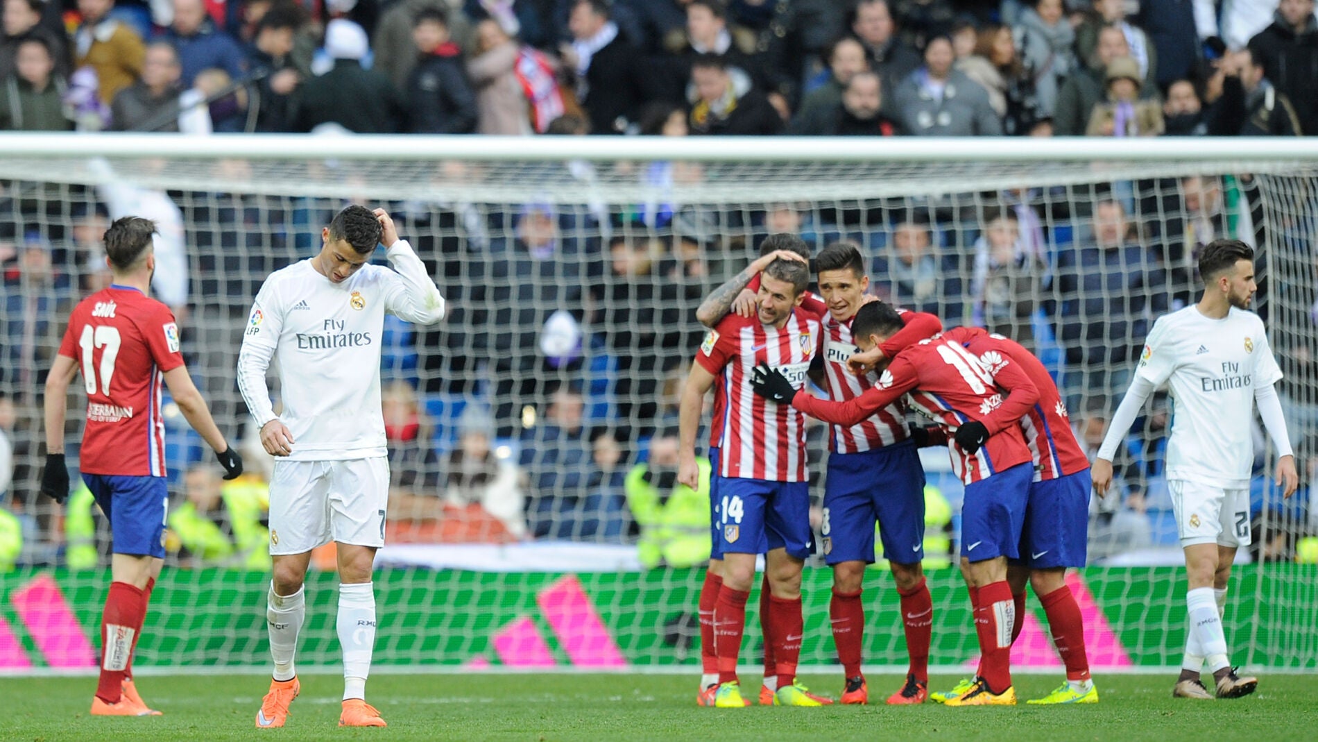 Los rojiblancos celebran el gol de su equipo mientras Ronaldo se lamenta