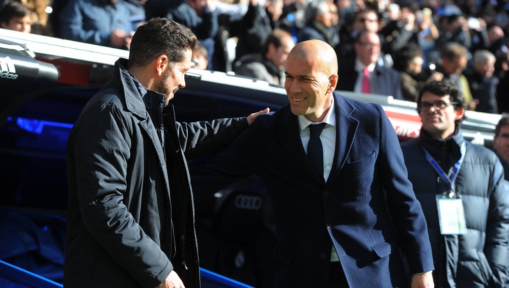 Zidane saluda a Simeone al comienzo del encuentro