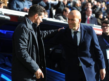 Zidane saluda a Simeone al comienzo del encuentro