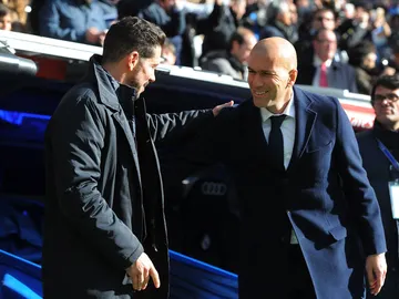 Zidane saluda a Simeone al comienzo del encuentro Zidane saluda a Simeone al comienzo del encuentro