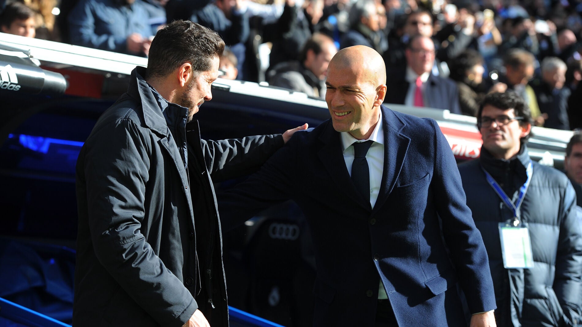 Zidane saluda a Simeone al comienzo del encuentro