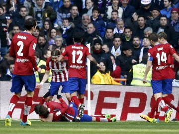 El Atlético de Madrid celebra el gol en el Bernabeu