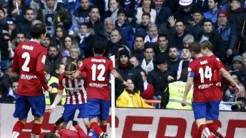 El Atlético de Madrid celebra el gol en el Bernabeu