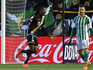 Manucho celebra un gol ante el Betis