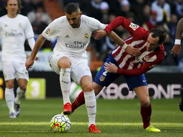 Benzema peleando el balón ante Godín Benzema peleando el balón ante Godín