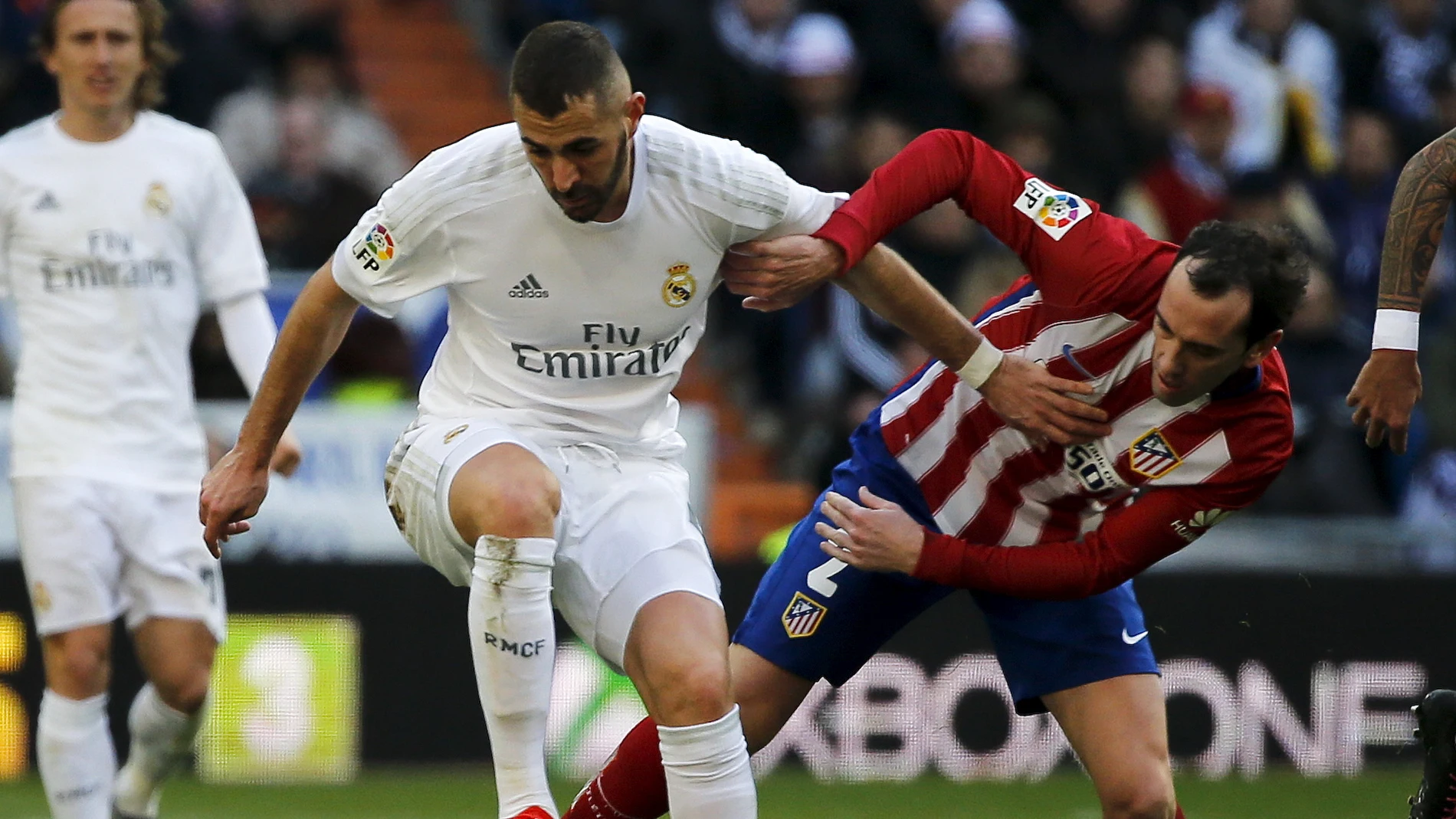 Benzema peleando el balón ante Godín Benzema peleando el balón ante Godín