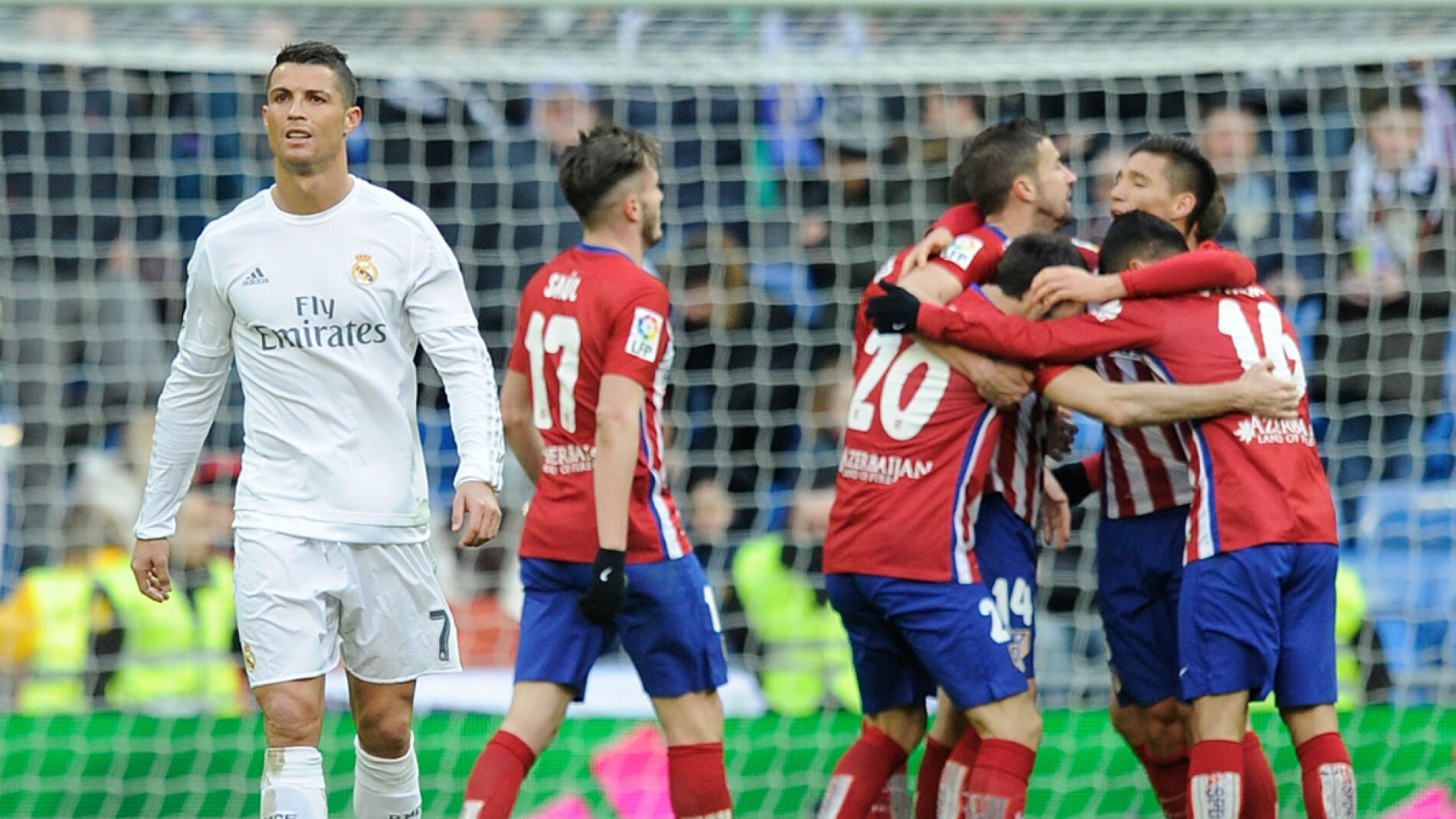Los jugadores del Atl&eacute;tico celebran detr&aacute;s de Cristiano