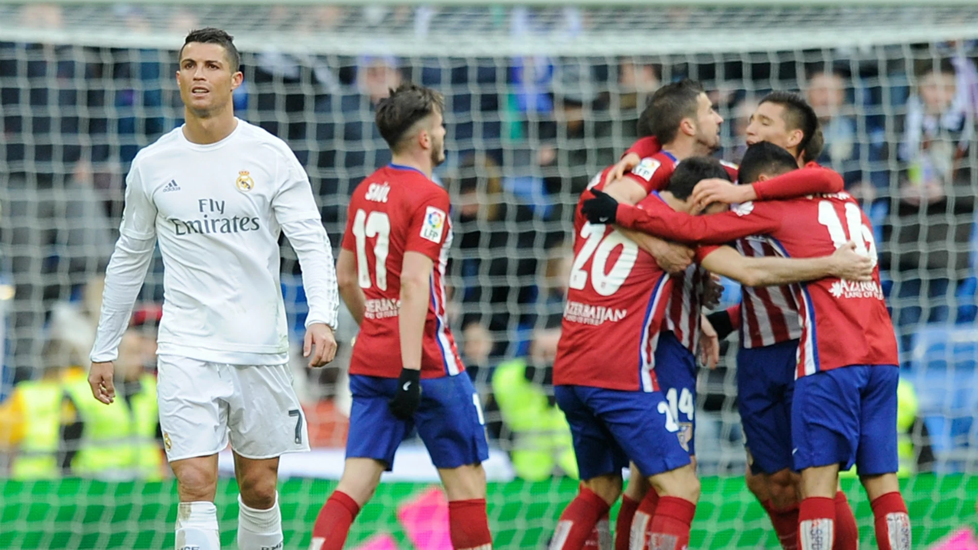 Los jugadores del Atlético celebran detrás de Cristiano Los jugadores del Atlético celebran detrás de Cristiano
