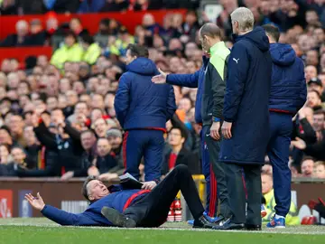 Louis Van Gaal se tira protestando al árbitro Louis Van Gaal se tira protestando al árbitro
