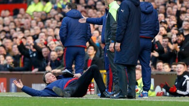 Van Gaal se tira al césped para protestar una acción al árbitro 