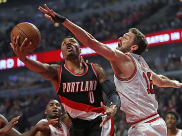 Pau Gasol intentan frenar a Damian Lillard Pau Gasol intentan frenar a Damian Lillard