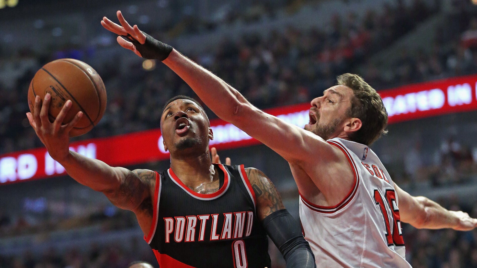 Pau Gasol intentan frenar a Damian Lillard