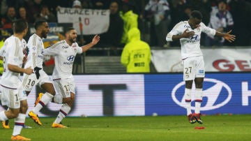 El Olympique de Lyon celebra un gol