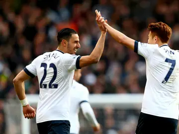 Chadli celebra un gol con Son Chadli celebra un gol con Son