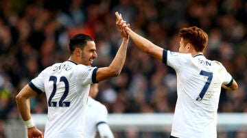 Chadli celebra un gol con Son