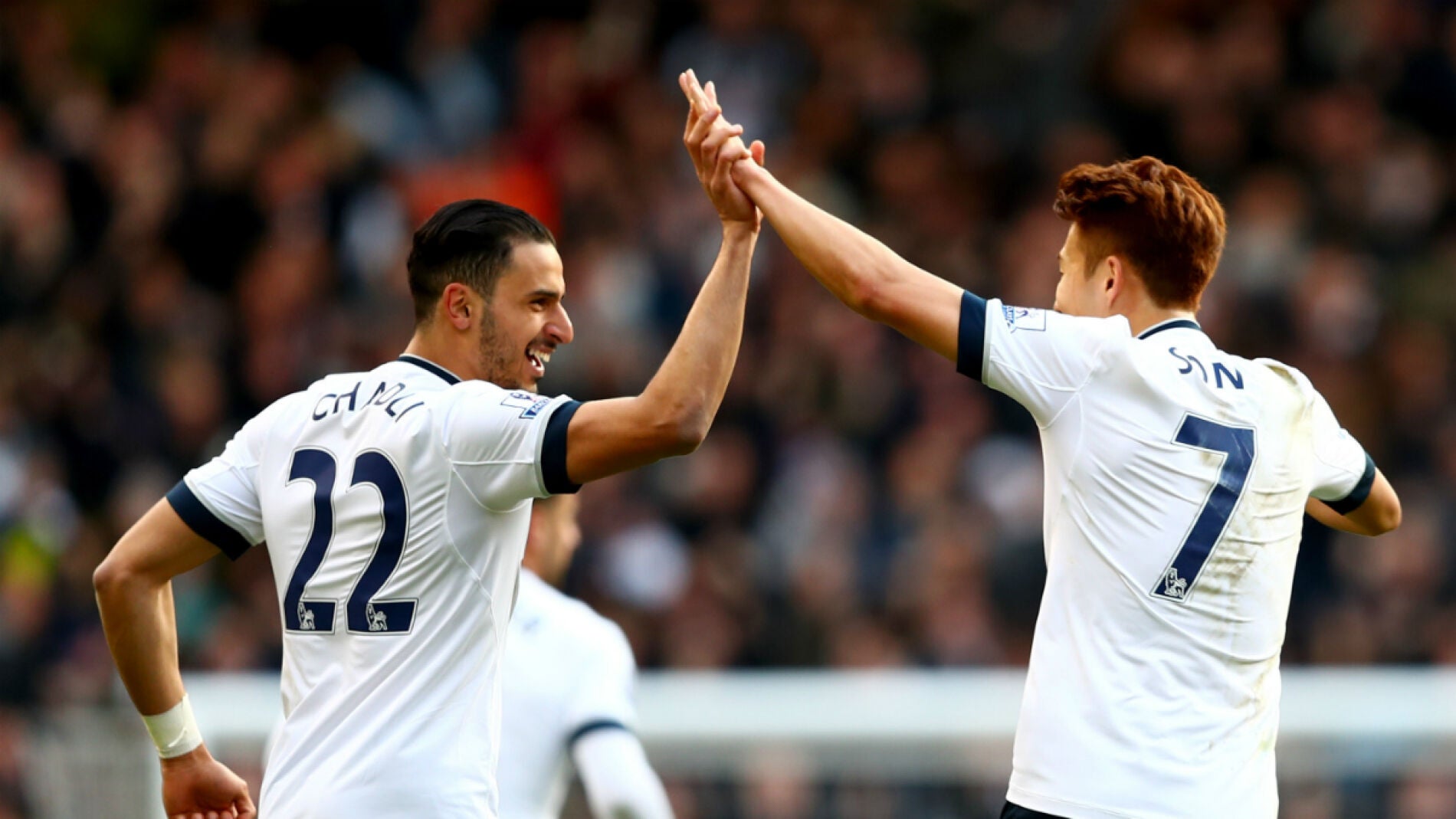Chadli celebra un gol con Son