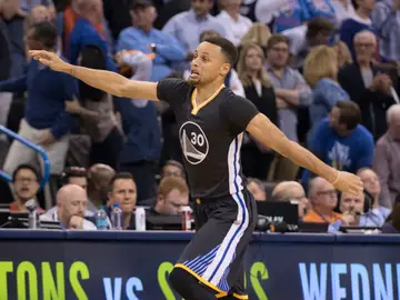 Stephen Curry, radiante tras anotar el triple decisivo Stephen Curry, radiante tras anotar el triple decisivo