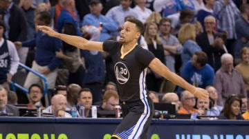 Stephen Curry, radiante tras anotar el triple decisivo