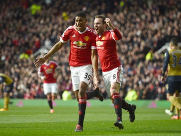 Rashford y Mata celebran un gol