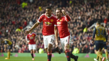 Rashford y Mata celebran un gol