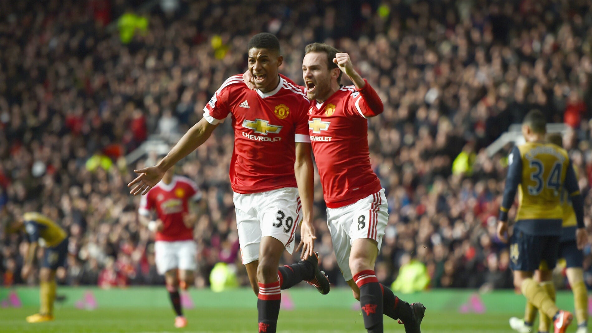Rashford y Mata celebran un gol