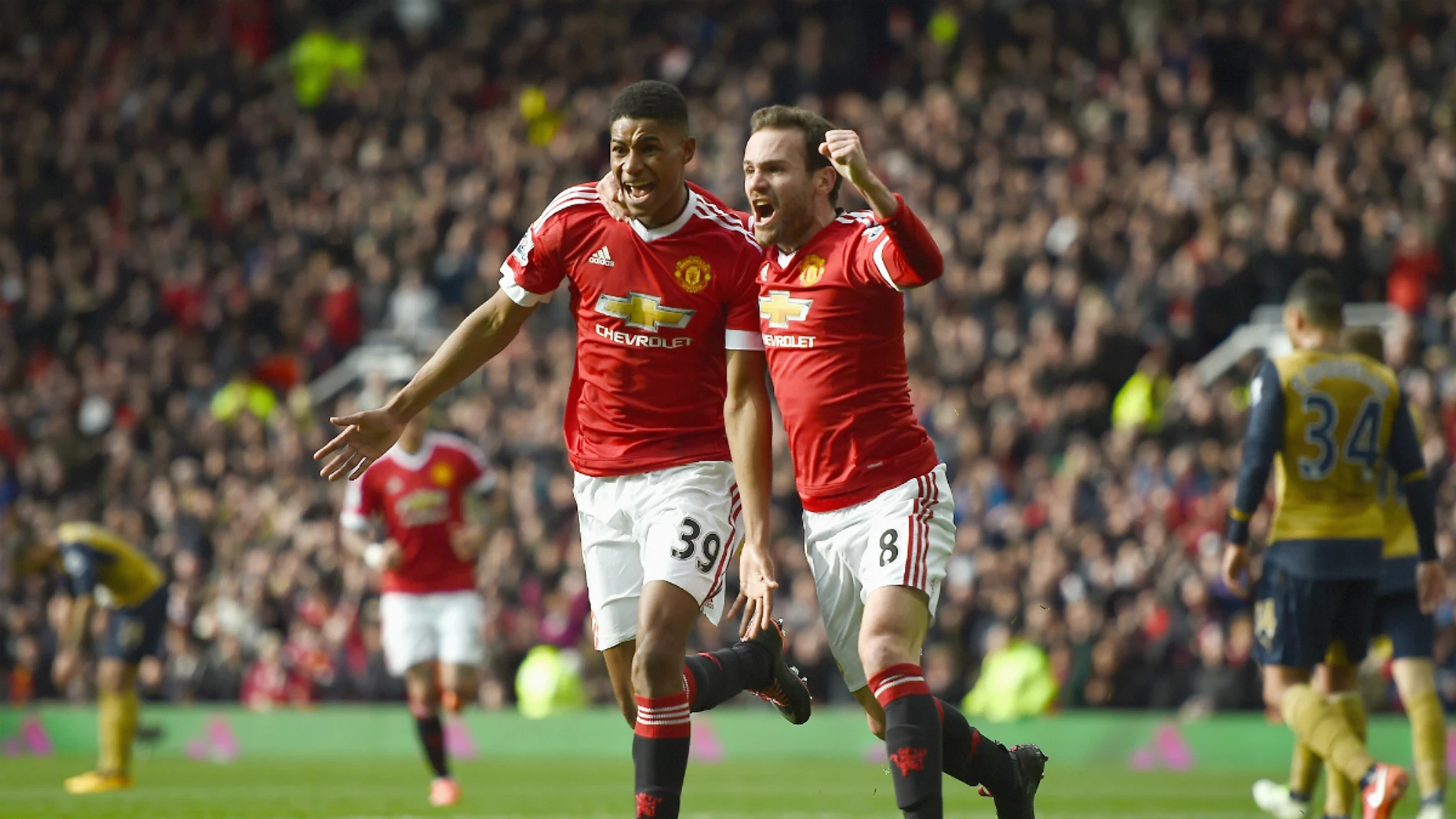 Rashford y Mata celebran un gol Rashford y Mata celebran un gol