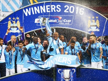 La plantilla del Manchester City celebra la Capital One Cup tras ganar al Liverpool