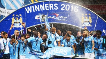 La plantilla del Manchester City celebra la Capital One Cup tras ganar al Liverpool