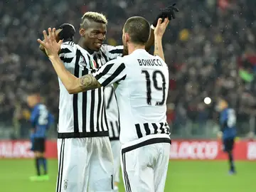 Bonucci se abraza con Pogba Bonucci se abraza con Pogba