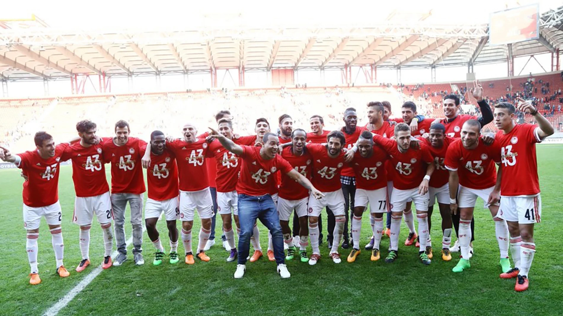 El olympiacos celebra su título liguero El olympiacos celebra su título liguero