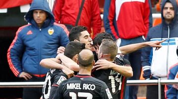 Los jugadores del Athletic celebran un gol en Mestalla