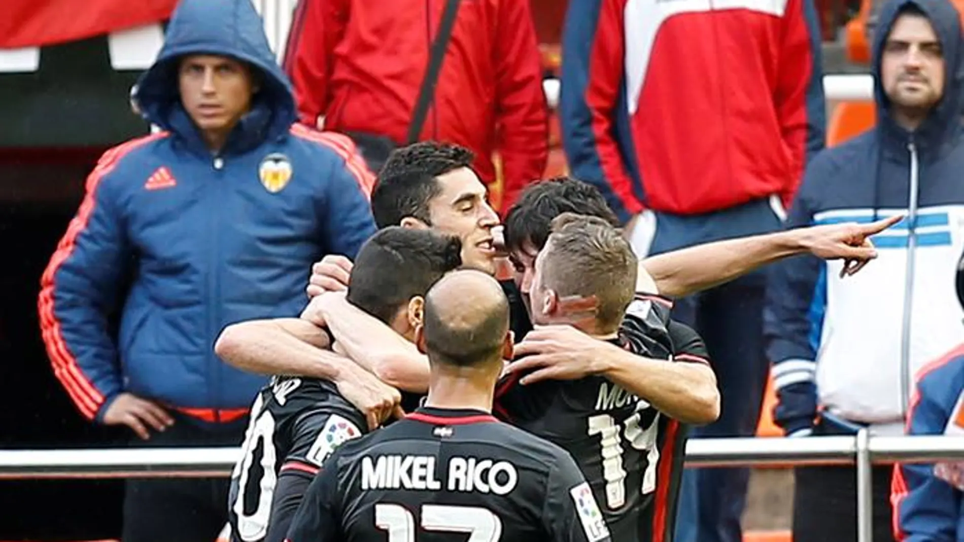 Los jugadores del Athletic celebran un gol en Mestalla Los jugadores del Athletic celebran un gol en Mestalla