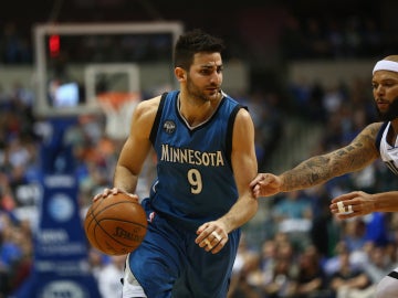 Ricky Rubio conduce el balón ante los Dallas Mavericks