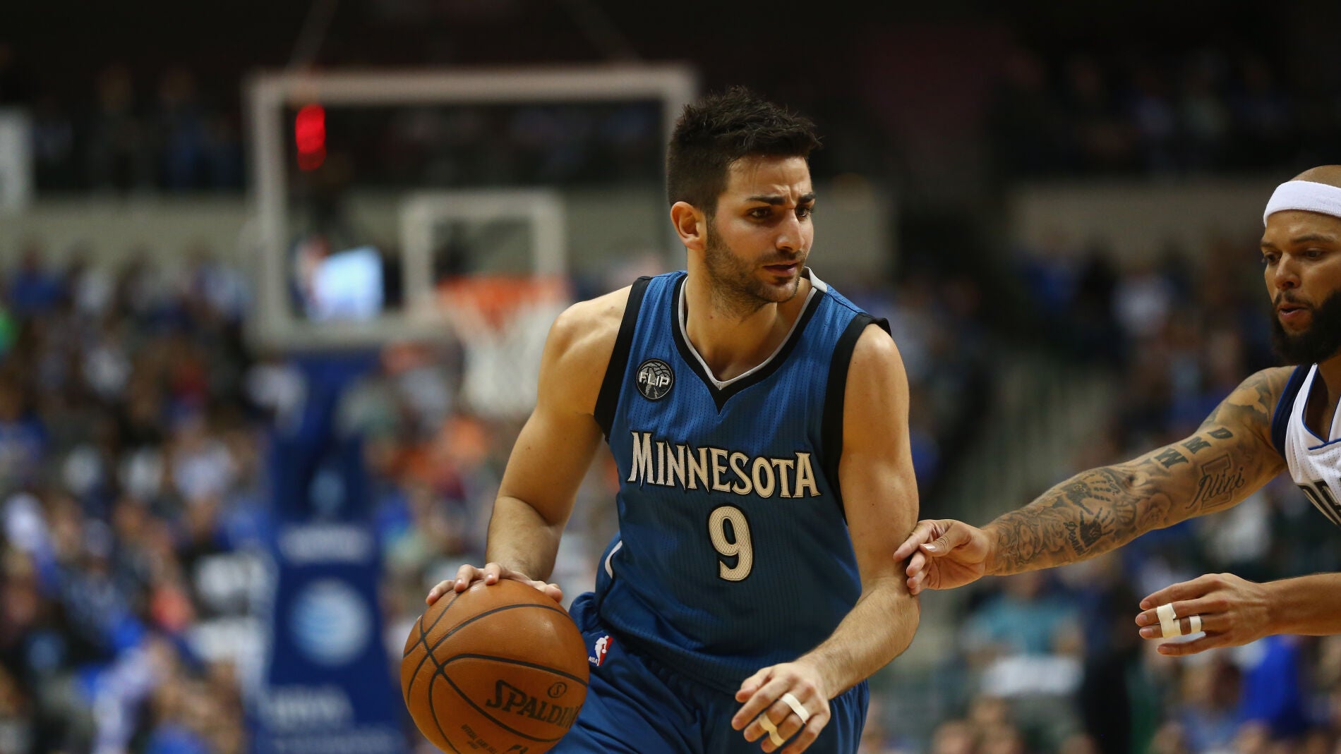 Ricky Rubio conduce el bal&oacute;n ante los Dallas Mavericks