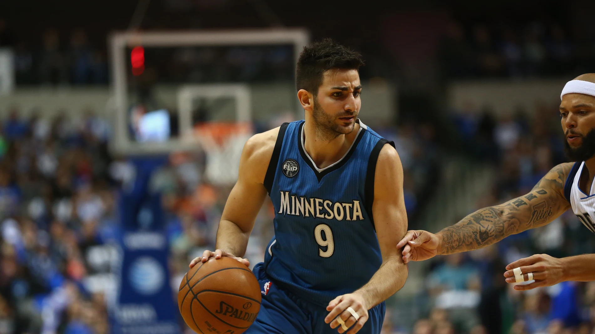 Ricky Rubio conduce el balón ante los Dallas Mavericks Ricky Rubio conduce el balón ante los Dallas Mavericks