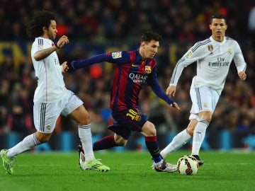 Leo Messi conduce el balón ante la defensa de Marcelo y Cristiano