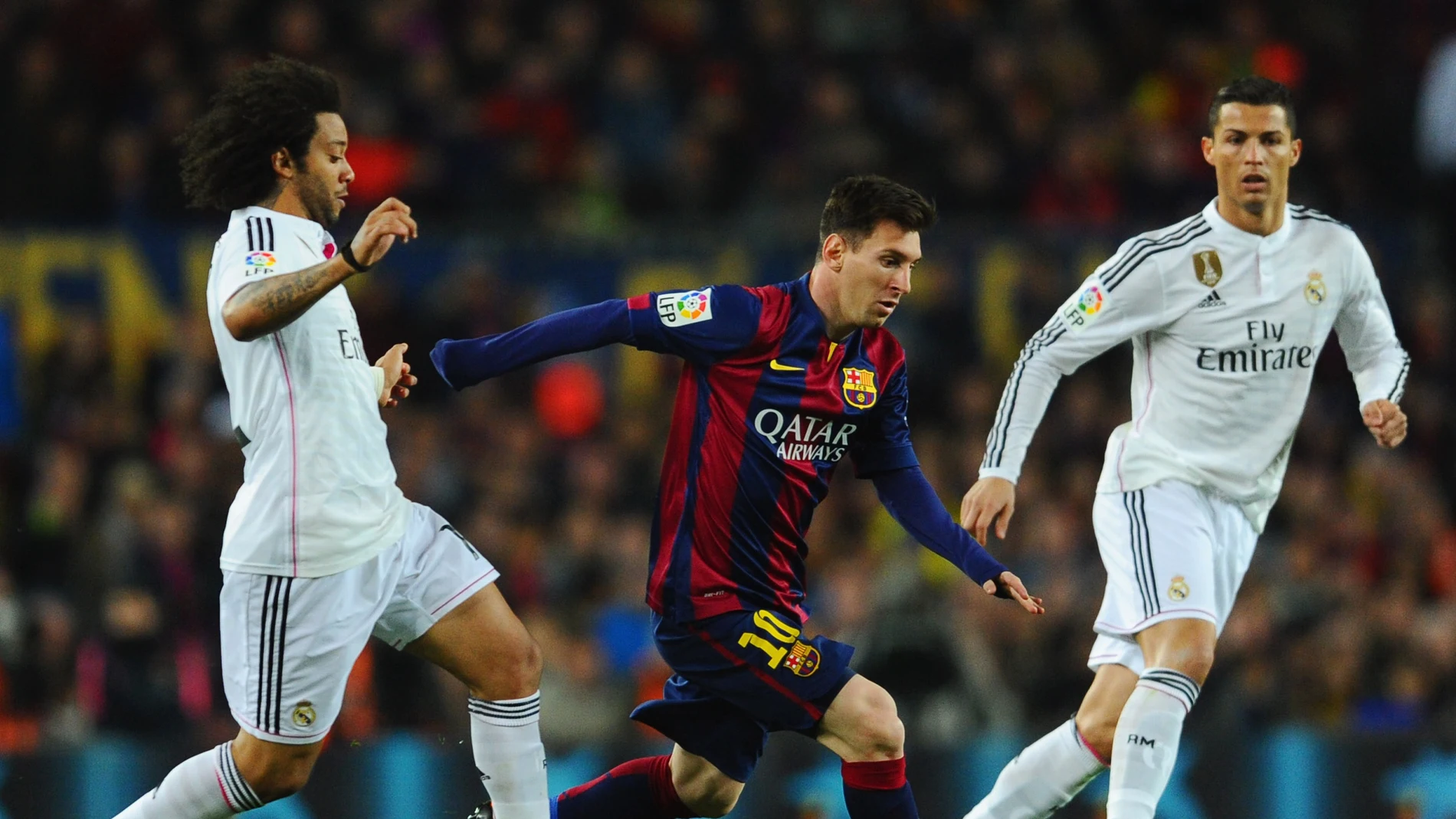 Leo Messi conduce el balón ante la defensa de Marcelo y Cristiano Leo Messi conduce el balón ante la defensa de Marcelo y Cristiano