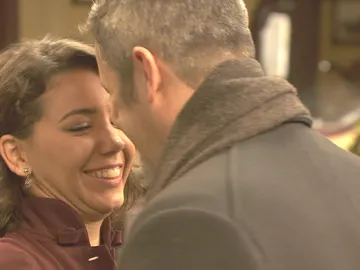 Alfonso convence a Emilia para irse a una escapada romántica Alfonso convence a Emilia para irse a una escapada romántica