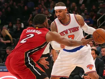 Carmelo Anthony ataca ante la defensa de Joe Johnson Carmelo Anthony ataca ante la defensa de Joe Johnson