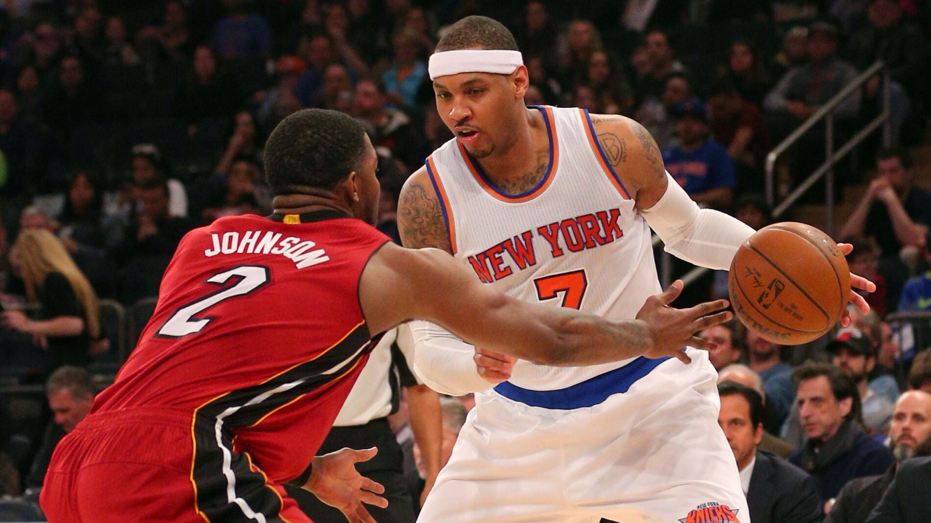 Carmelo Anthony ataca ante la defensa de Joe Johnson