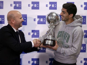 Luis Suárez recibe el premio a mejor ugador latinoamericano de la Liga