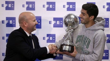 Luis Suárez recibe el premio a mejor ugador latinoamericano de la Liga