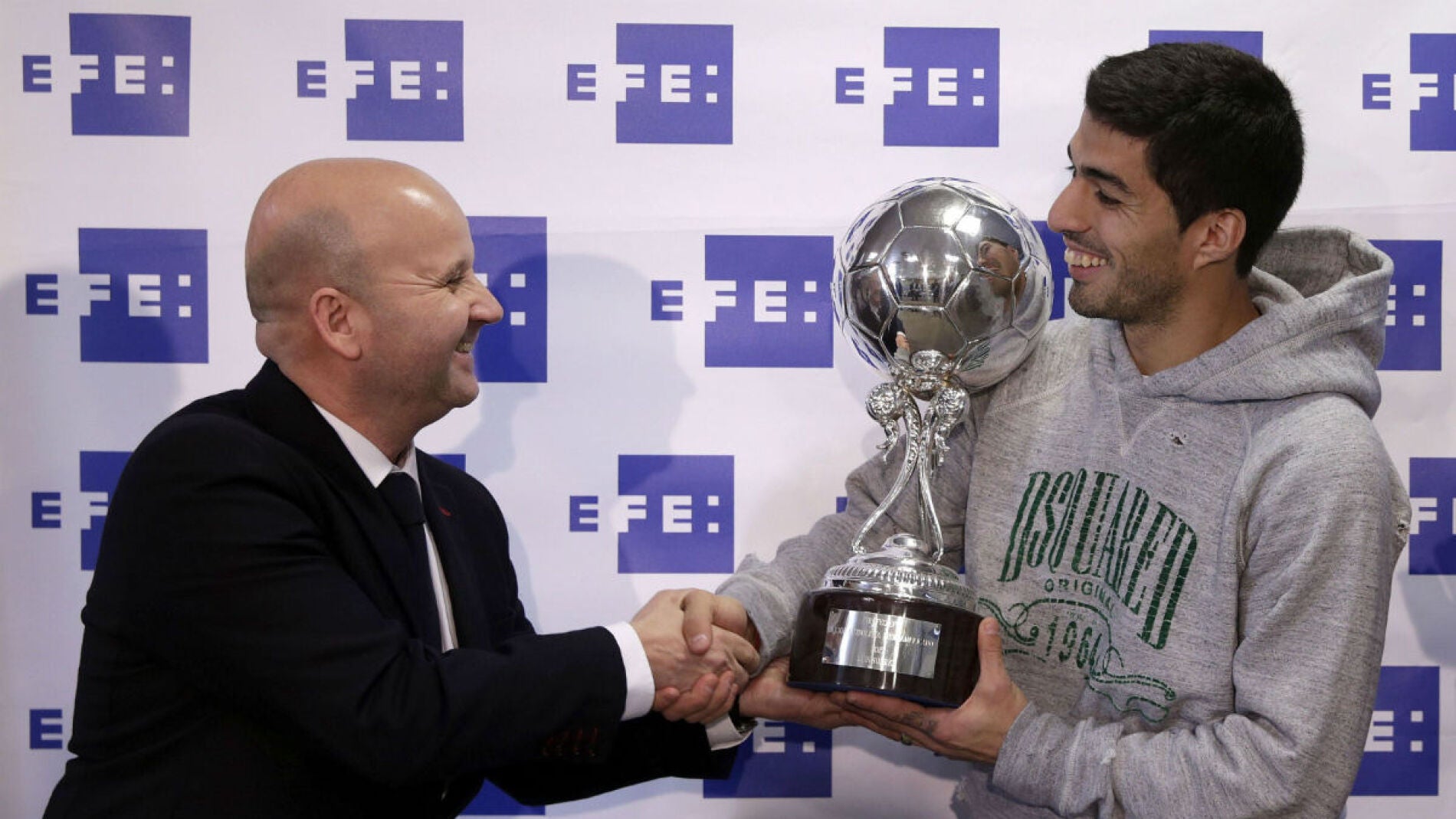 Luis Su&aacute;rez recibe el premio a mejor ugador latinoamericano de la Liga