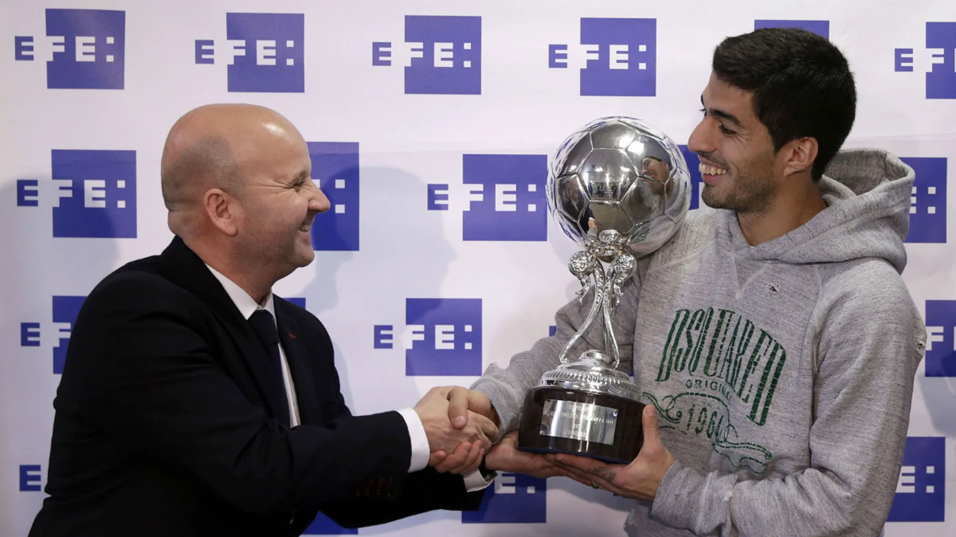 Luis Suárez recibe el premio a mejor ugador latinoamericano de la Liga Luis Suárez recibe el premio a mejor ugador latinoamericano de la Liga
